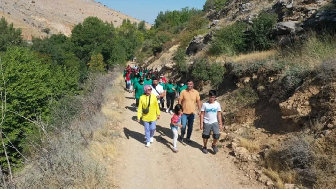 Doğaseverler, 4 kilometrelik yürüyüşte temiz havada spor yapmanın keyfini yaşadı