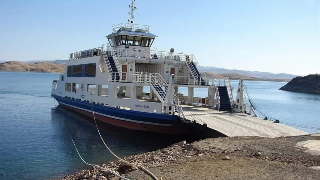 Elazığ'da feribot seferlerine kuvvetli rüzgar engeli