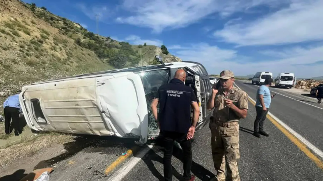 Elazığ'da minibüs devrildi: 3'ü ağır 7 yaralı