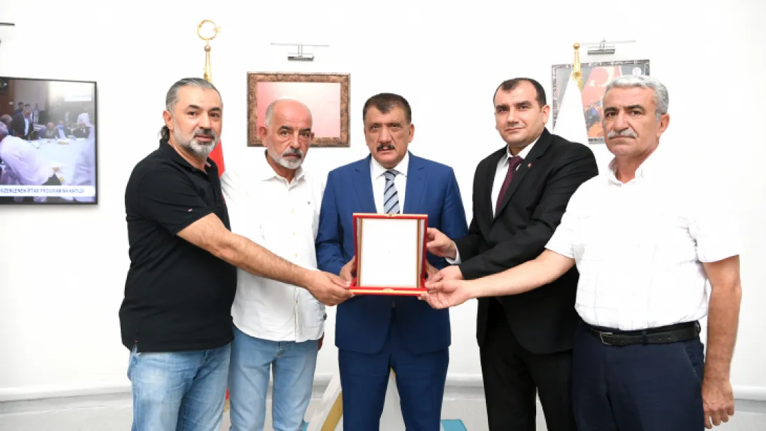 Esnaf Oda Başkanlarından Başkan Gürkan'a plaket