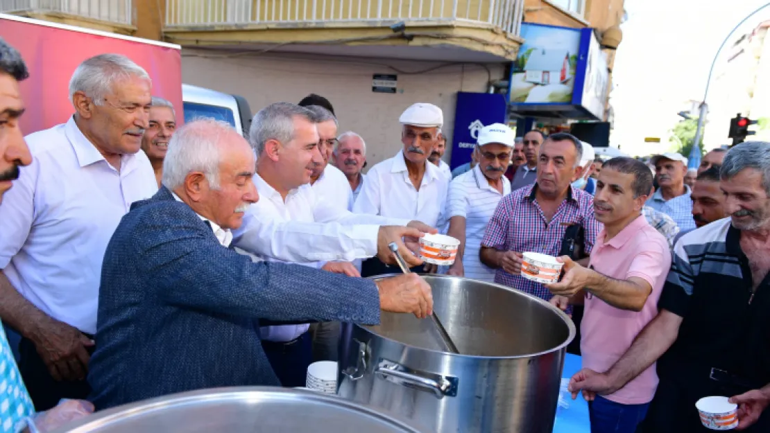 Faik Erdoğan Vakfı bugün Paşaköşkü'nde aşure dağıttı