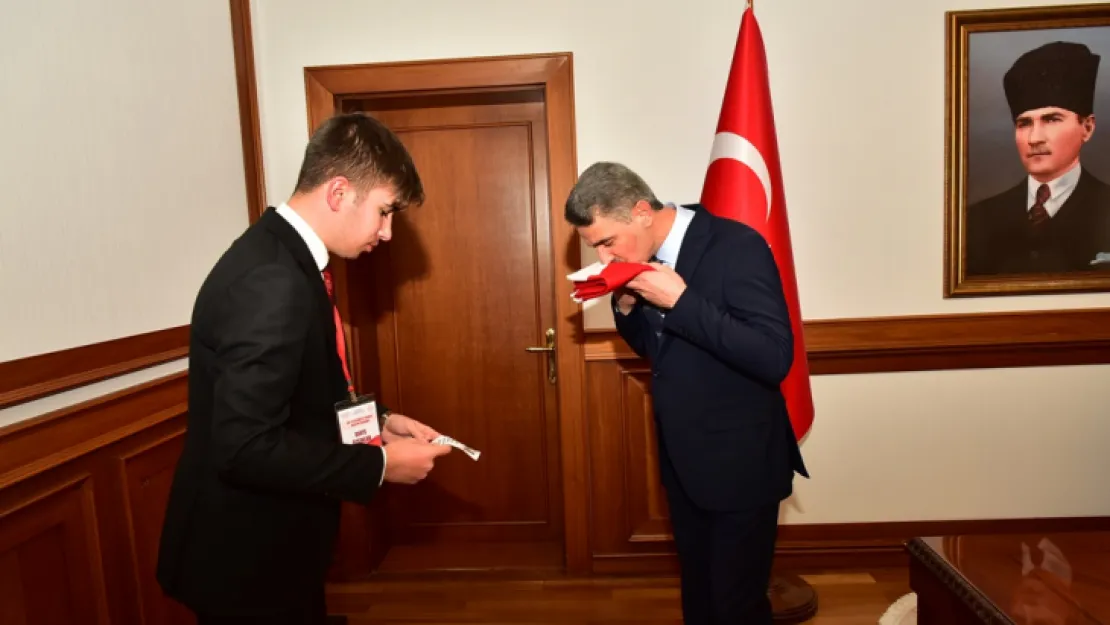 Gaziantep'in Şehit Toprağı ve Şanlı Bayrağımız Valimiz Tarafından Teslim Alındı