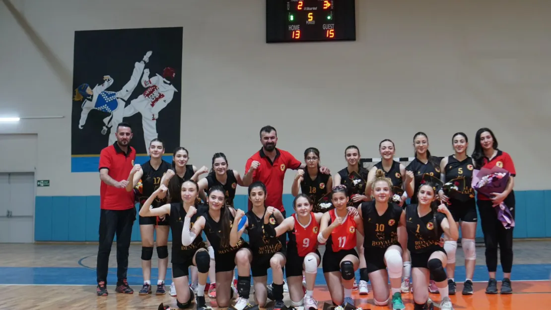 Genç kızlarda voleybol il birincisi Gençlik Spor genç kız takım oldu.