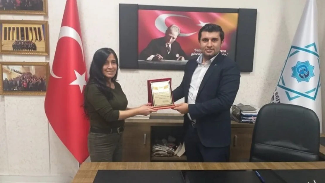 Gençlik Eğitim Derneğine Plaket