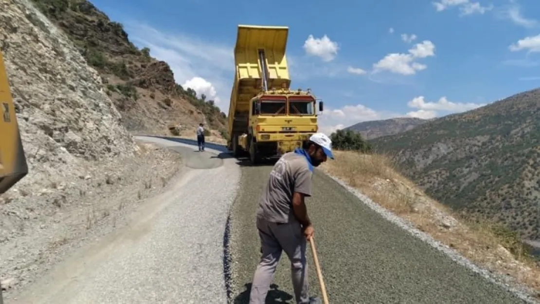 grup yollarında asfaltlama çalışması yapılıyor.