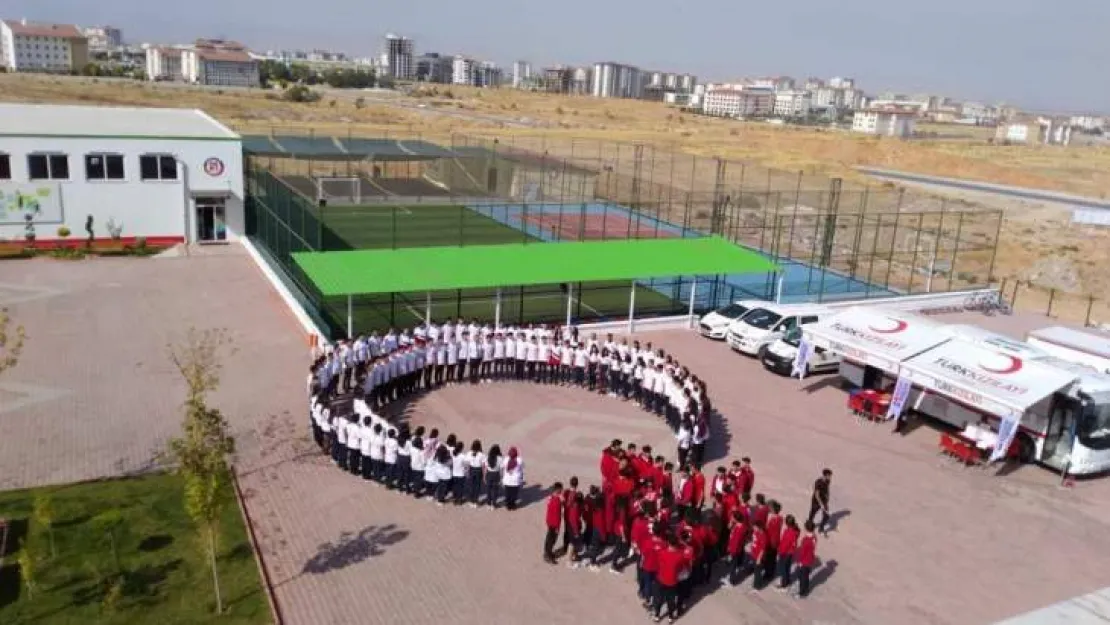 Öğrencilerden Barış Pınarı'na ay yıldız kareografisi ile destek