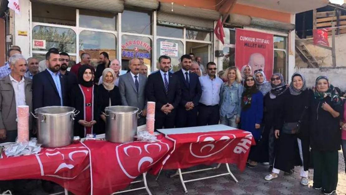 MHP'li Kadınlar'dan Aşure Dağıtımı