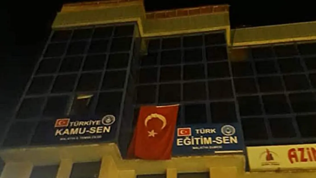 Türkiye Kamu Sen İl Temsilciliğinden Evlere Ve İşyerlerine Bayrak Asma Kampanyası!..