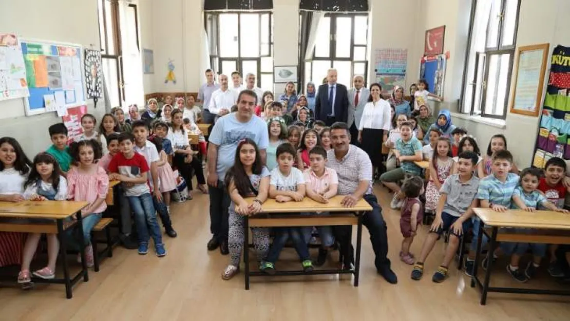 Kaymakam Duran Ve Kırçuval, Öğrencilerin Karne Heyecanına Ortak Oldu