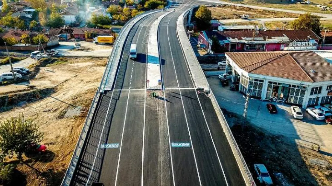 Büyükşehir Tren Yolu Köprüsünü Asfaltladı