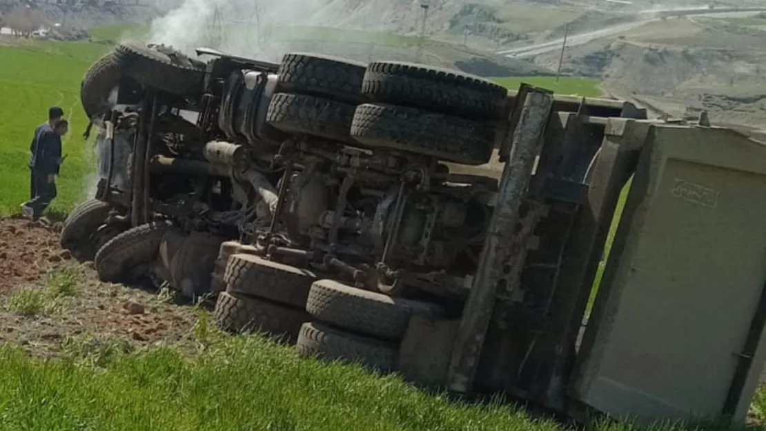 Hafriyat kamyonu TIR'a çarptı: 1 ölü, 1 yaralı