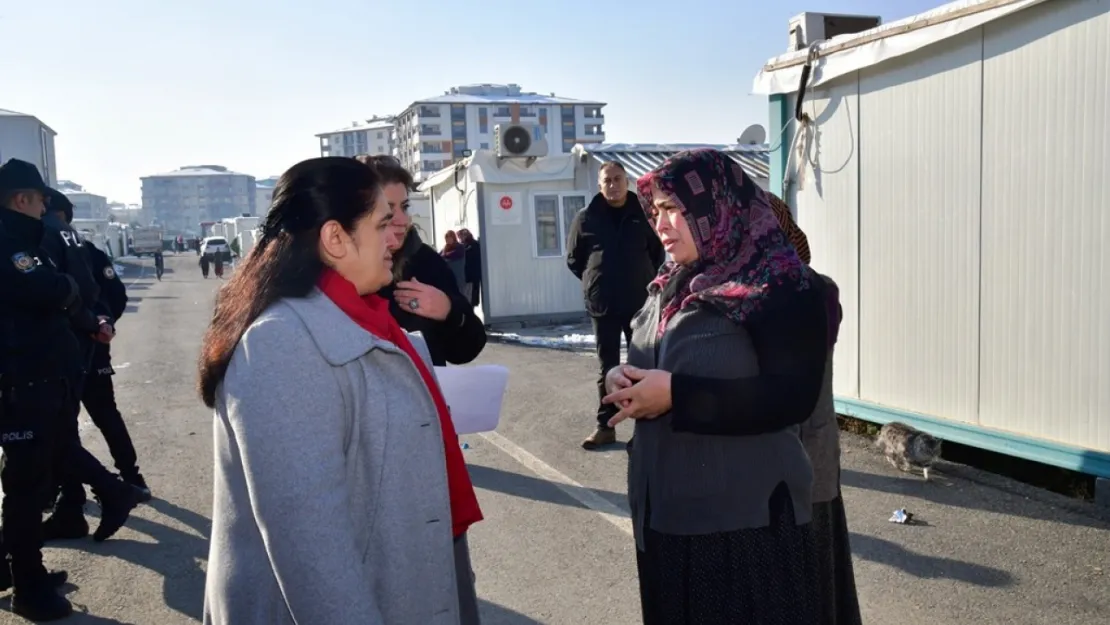 Hanımefendi Selda Yavuz Kaynarca Konteyner Kentte İkamet Eden Aileleri Ziyaret Etti