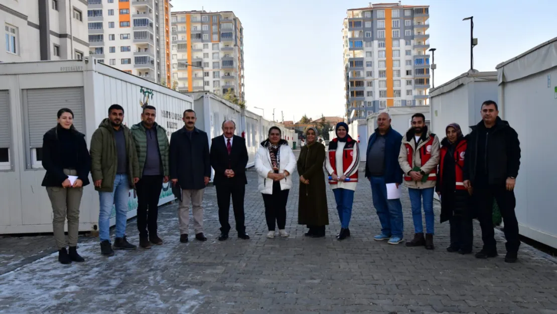 Hanımefendi Selda Yavuz Tandoğan Konteyner Kentte İkamet Eden Aileleri Ziyaret Etti