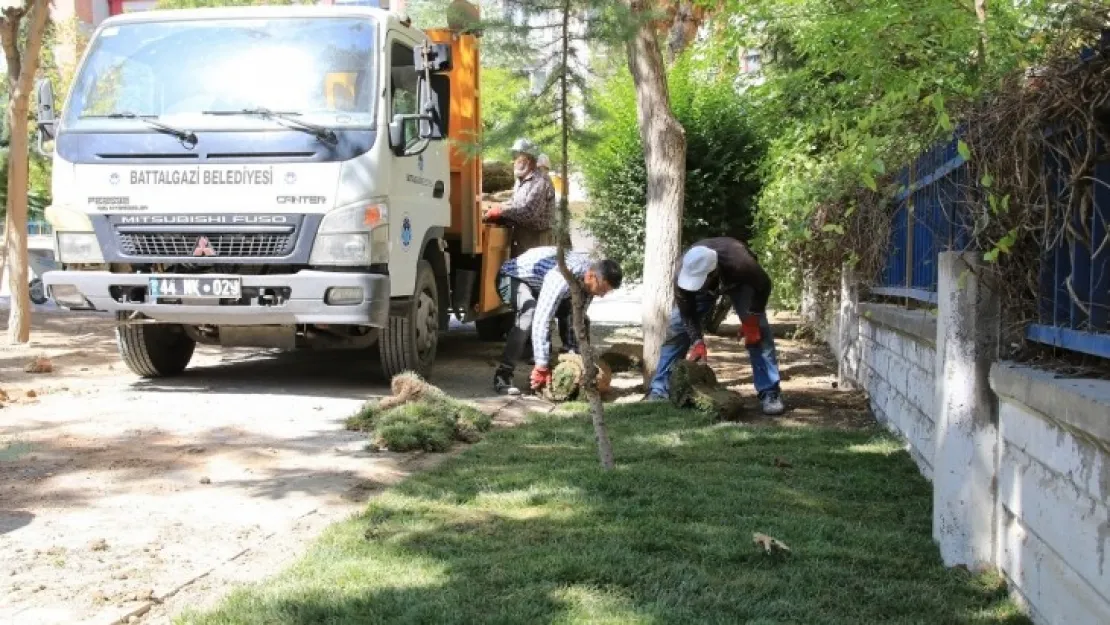 Hazır rulo çim serim çalışmaları sürüyor