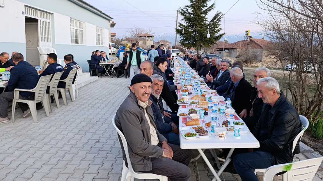 İmam ve muhtarın girişimiyle ilk kez köy halkı iftar sofrasında buluştu