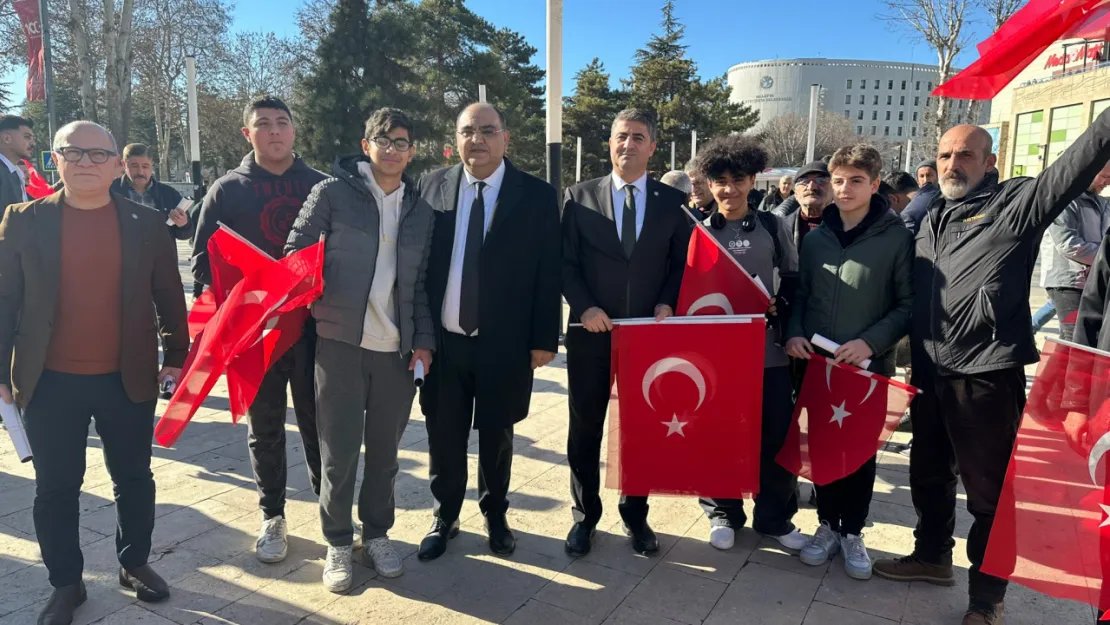 İYİ Parti Malatya Gençlik Kolları Türk Bayrağı Ve Atatürk'ün Bursa Nutku'nu Dağıttı