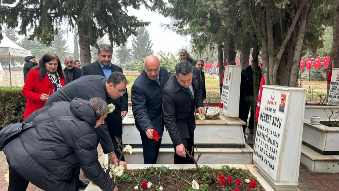 İyi Parti Malatya Teşkilatı 18 Mart'ı Şehitlikte Andı