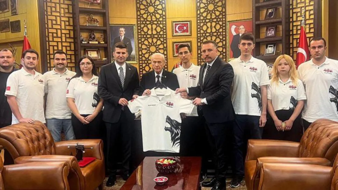 KAAN Teknoloji Kulübü'nün geliştirdiği İHA prototipi, MHP lideri Bahçeli'ye takdim edildi