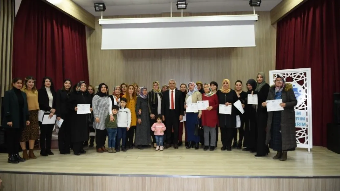 Kadın Kursiyerlere Sertifikaları Törenle Takdim Edildi