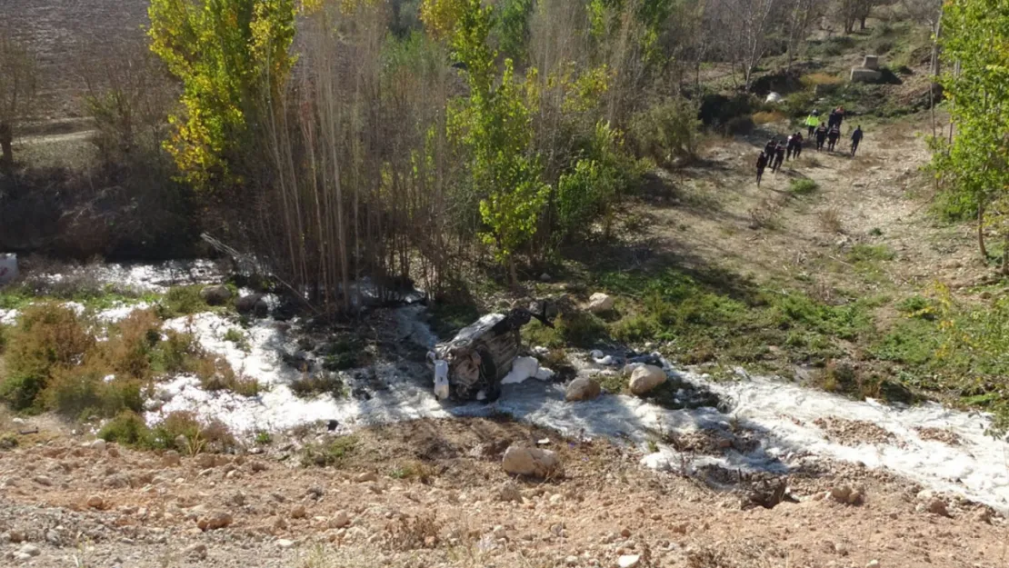 Kapalı yola giren otomobil, dereye yuvarlandı: 1 ölü