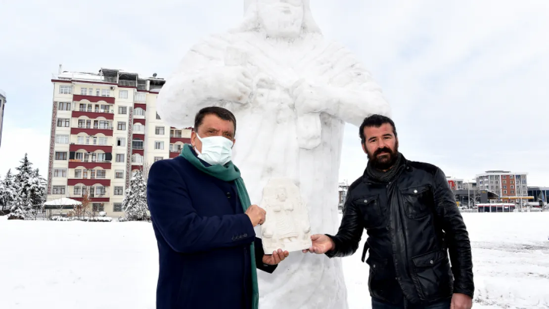 Kardan 'Kral Tarhunza' Heykeli Büyük İlgi Görüyor