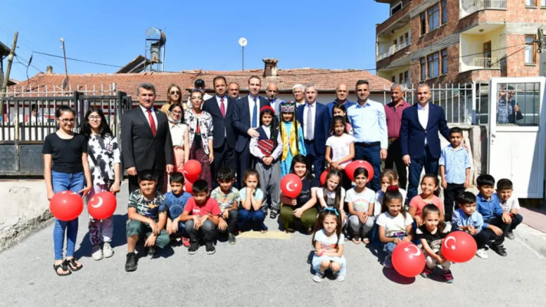 Kaymakam Uğurlu İle Başkan Çınar, Öğrencilerin Karne Sevincine Ortak Oldu