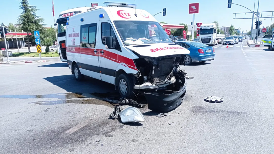 Kaza ihbarına giden ambulans kaza yaptı