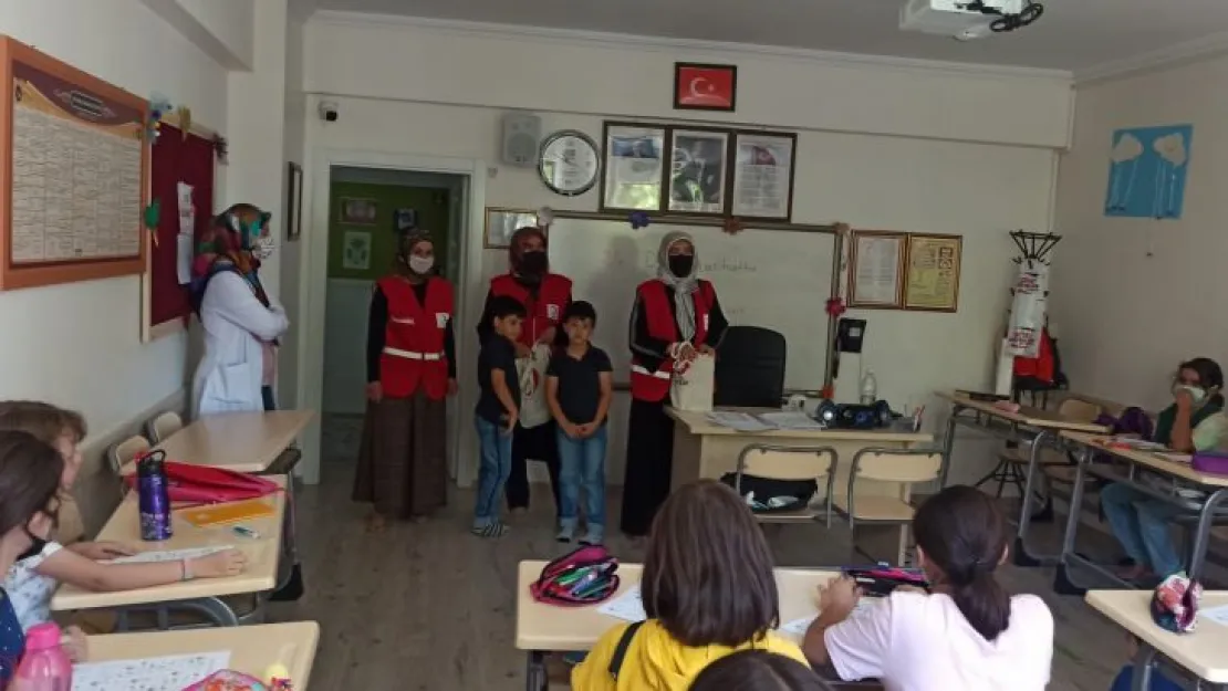 Kızılay Yeşilyurt Şubeden Hafızlık ve Yaz Kur'an Kursu öğrencilerine dondurmalı teneffüs.