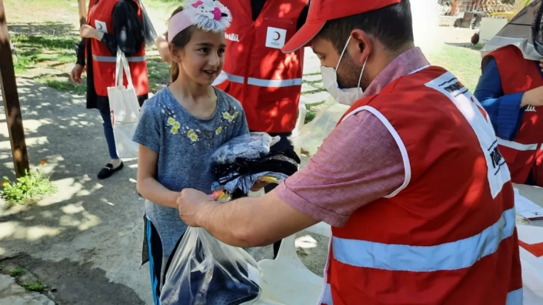 Kızılay Yeşilyurt Şubesi  Şahnahan'a Bayram coşkusu yaşattı...