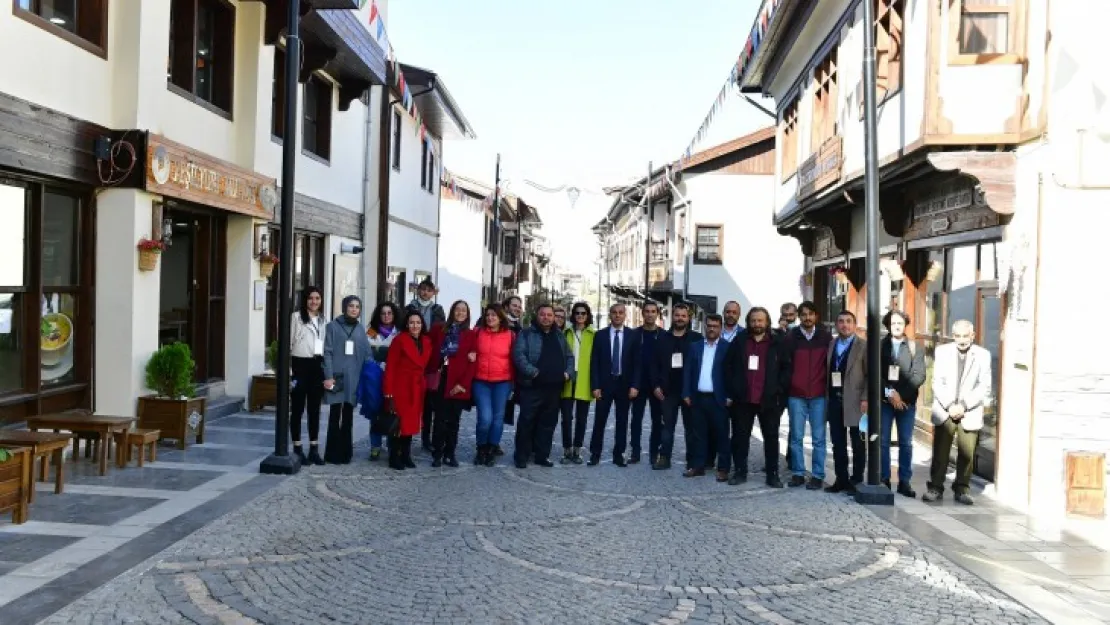 Konakları, Müzeleri ve Kayısı Çekirdeği Kahvesini Çok Beğendik