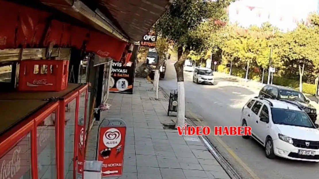 Korkunç Kaza Kamerada: Kamyon Ağaçları Devirdi, İşyerlerine Girdi