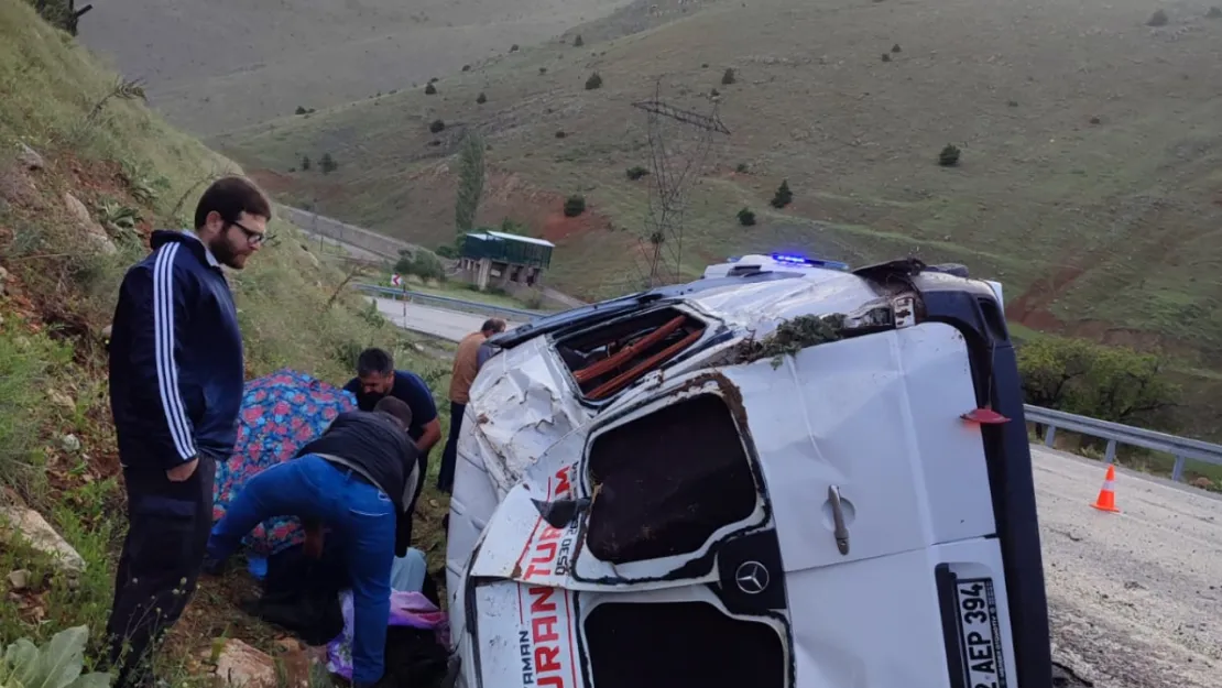 Kozluk Mevkiinde Trafik Kazası: 15 Vatandaş Yaralandı