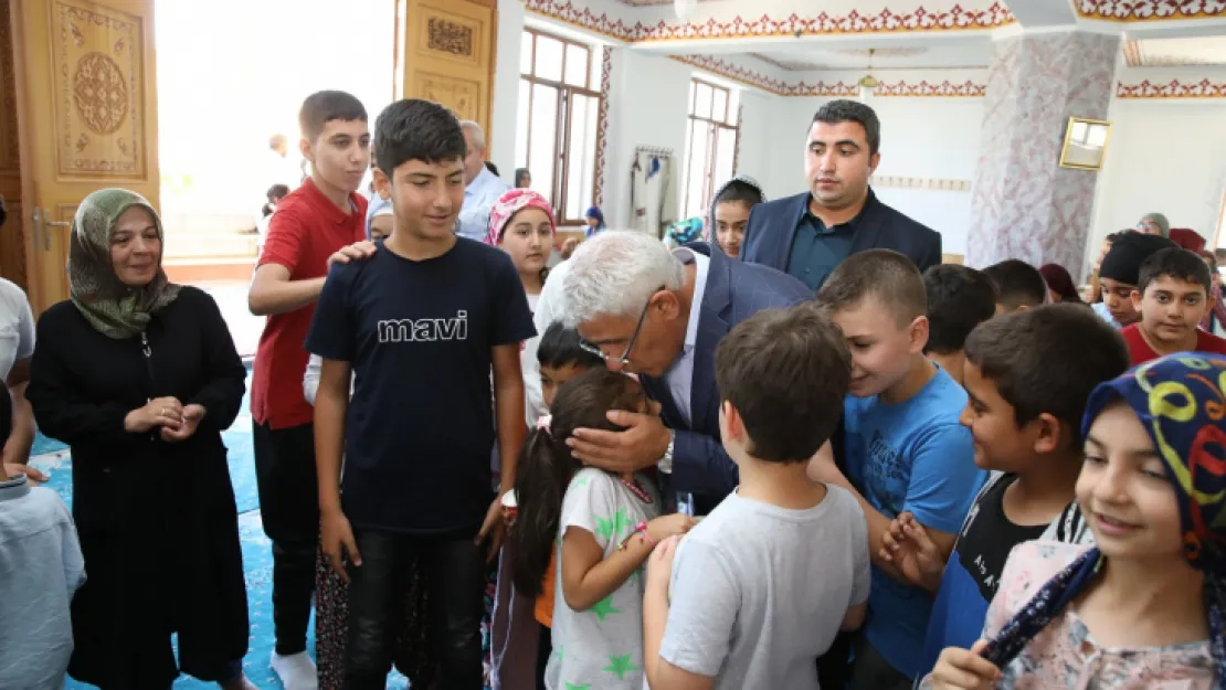 Kur'an Kursu Öğrencilerine Dondurmalar Başkan Güder'den