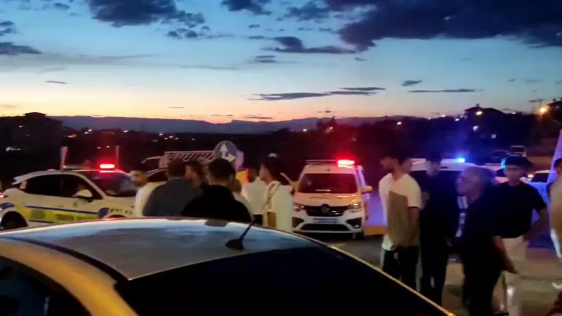 Mahalle sakinleri sık sık kazaların yaşandığı yolu trafiğe kapattı