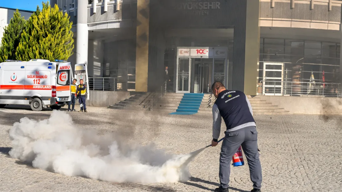 Malatya Büyükşehir Belediyesi Personellerine Deprem Ve Afet Tatbikatı Düzenledi