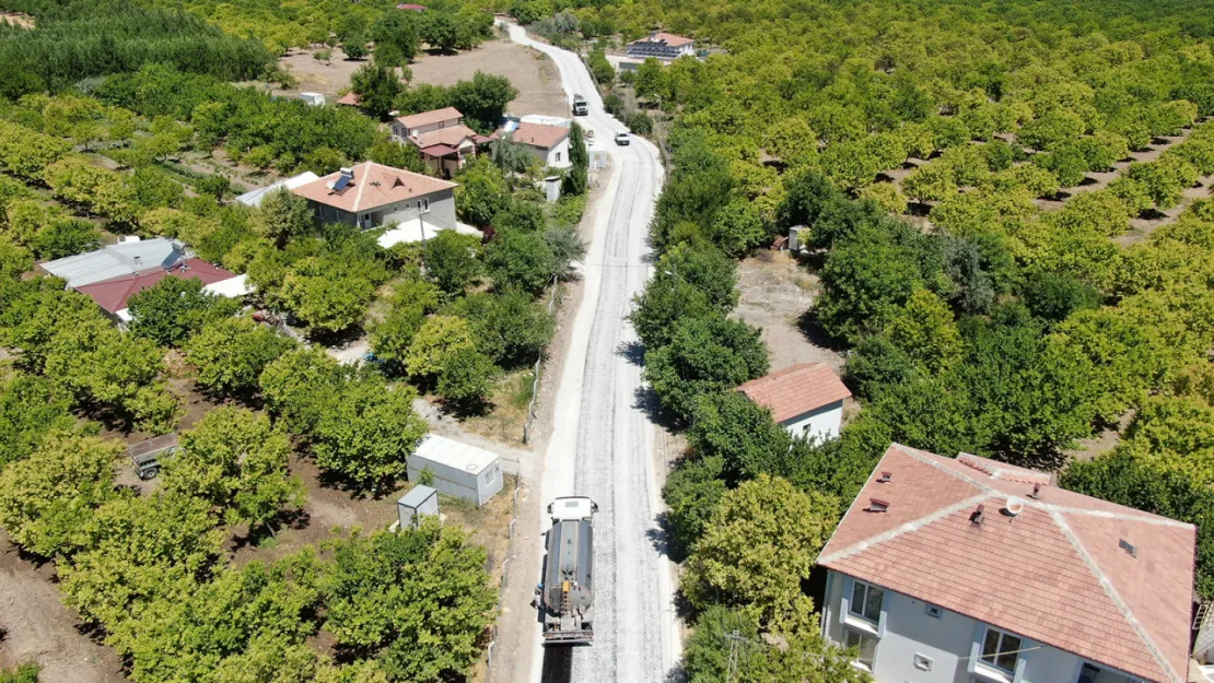 Malatya Büyükşehir Belediyesi İlçelerdeki Yolları Yeniliyor