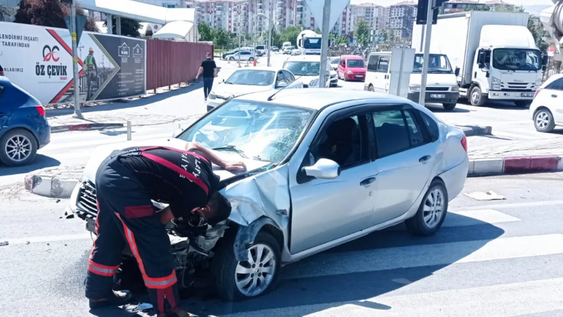 Malatya'da 2 otomobil çarpıştı: 2 yaralı