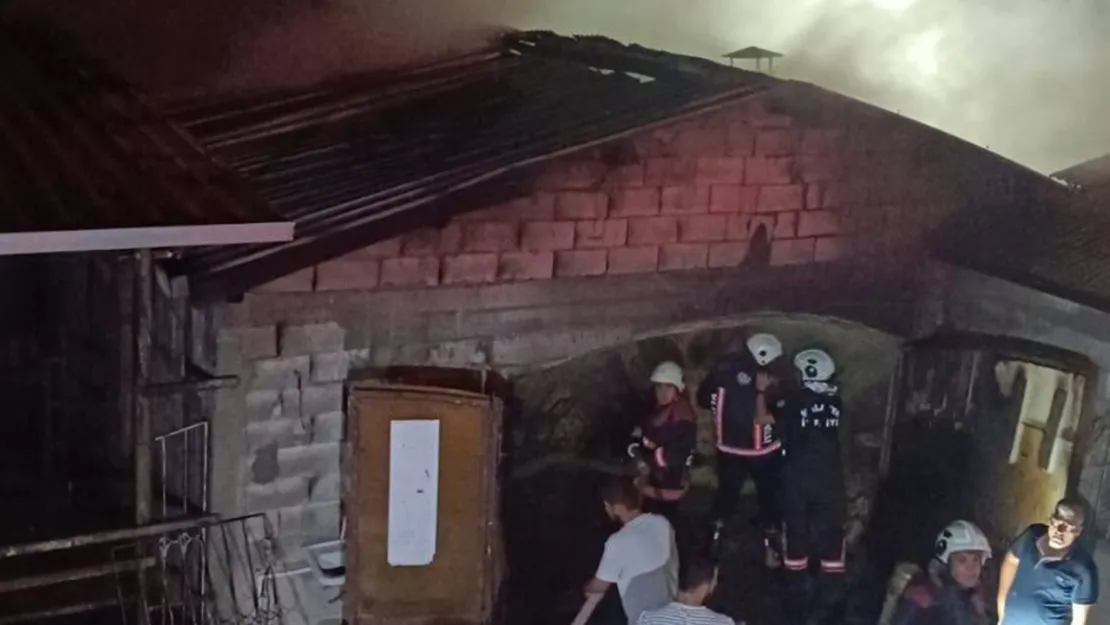 Malatya'da ahır ve samanlık yangını
