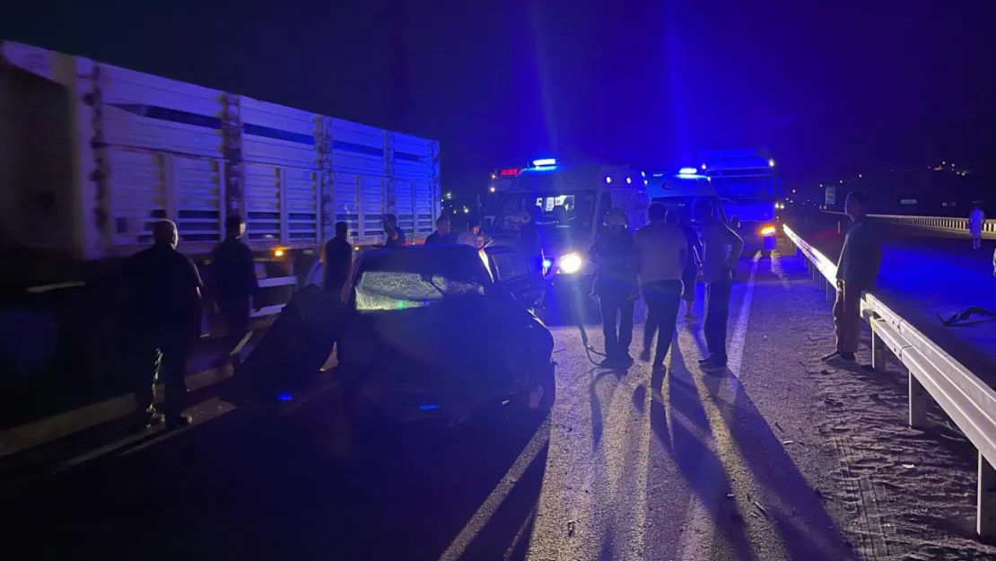 Malatya'da bariyerlere çarpan otomobilde 4 kişi yaralandı