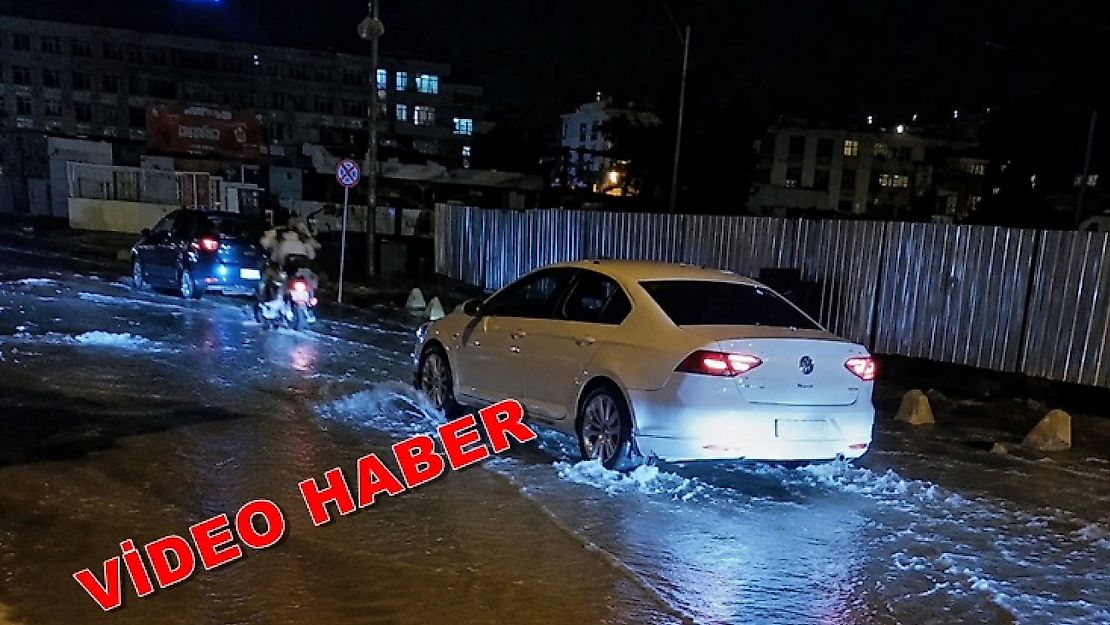 Malatya'da Caddeyi Su Bastı! MASKİ Ekipleri Seferber Oldu