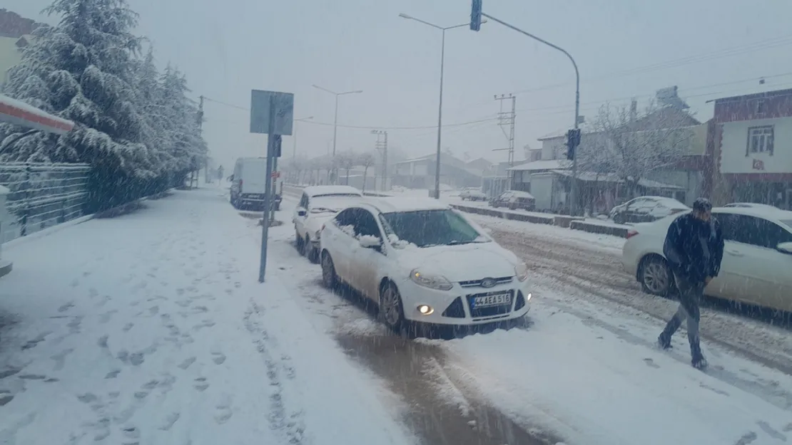 Malatya'da kar yağışı etkili oluyor