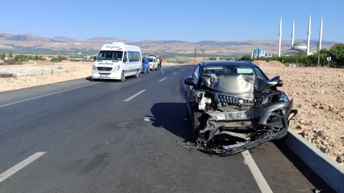 Malatya'da minibüs ile otomobil çarpıştı: 9 yaralı