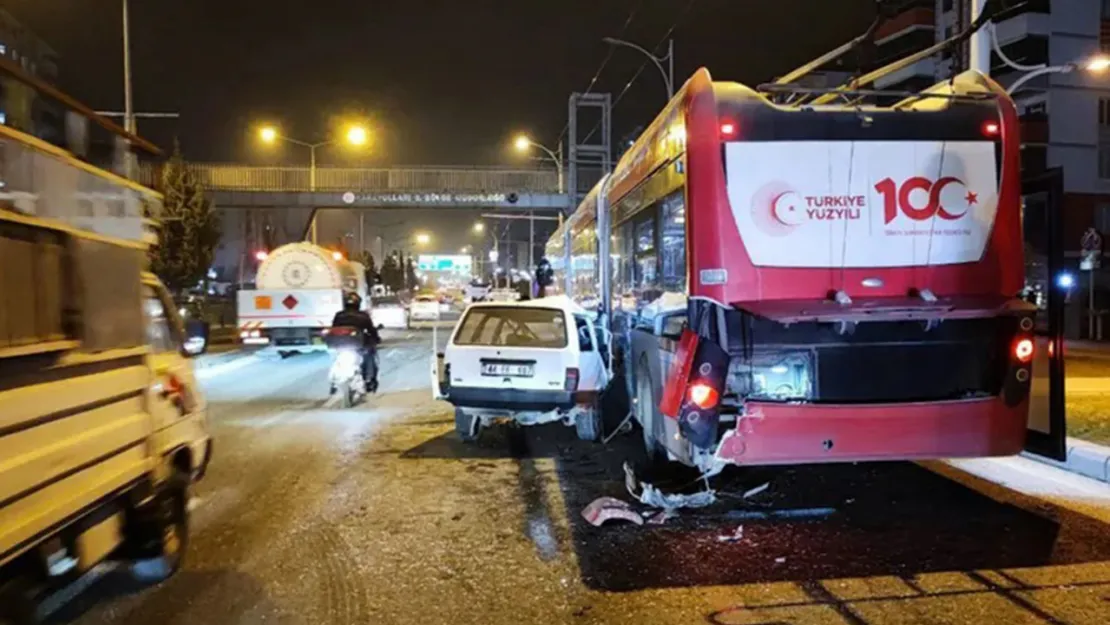 Malatya'da otomobil ile trambüs çarpıştı: 5 yaralı