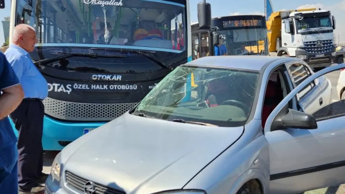 Malatya'da Otomobil ve Özel Halk Otobüsü Çarpıştı, Maddi Hasar Oluştu