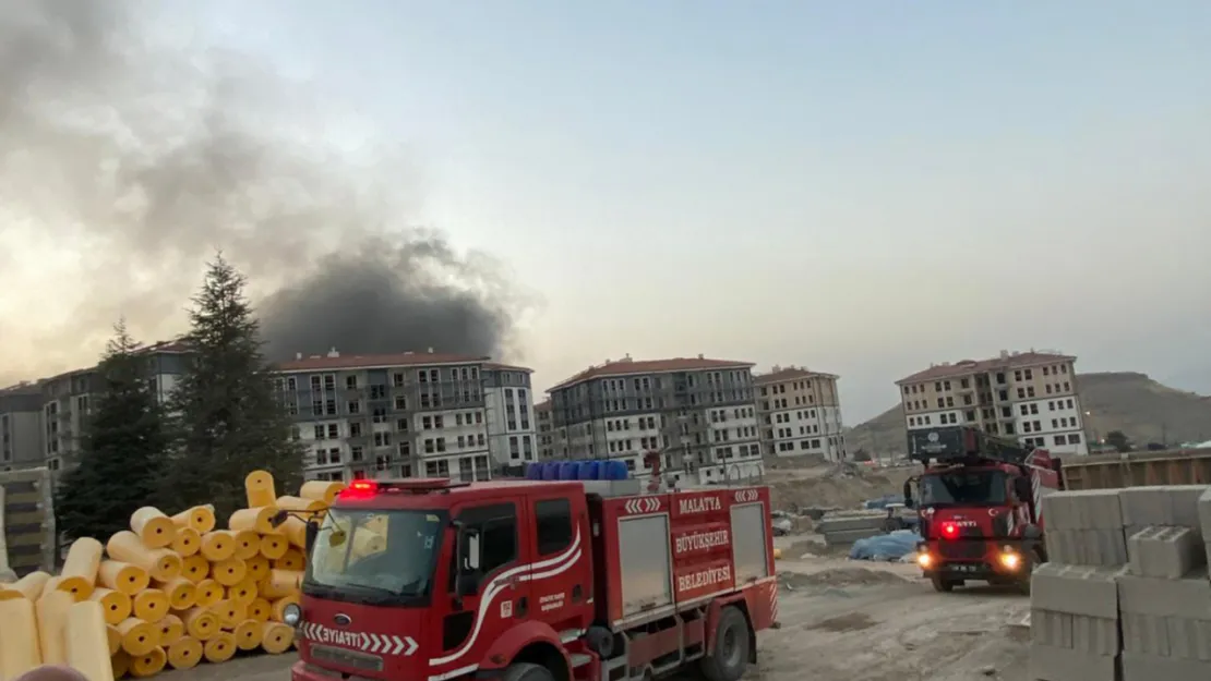 Malatya'da Şantiye Savaş Alanına Döndü: Konteynerler Yakıldı, Yaralılar Var!
