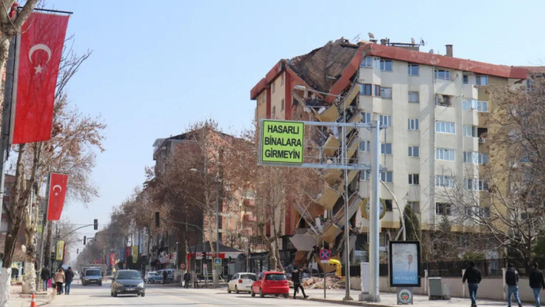 Malatya'da Tabelalara 'Hasarlı Binalara Girmeyin' Yazıları Yazıldı