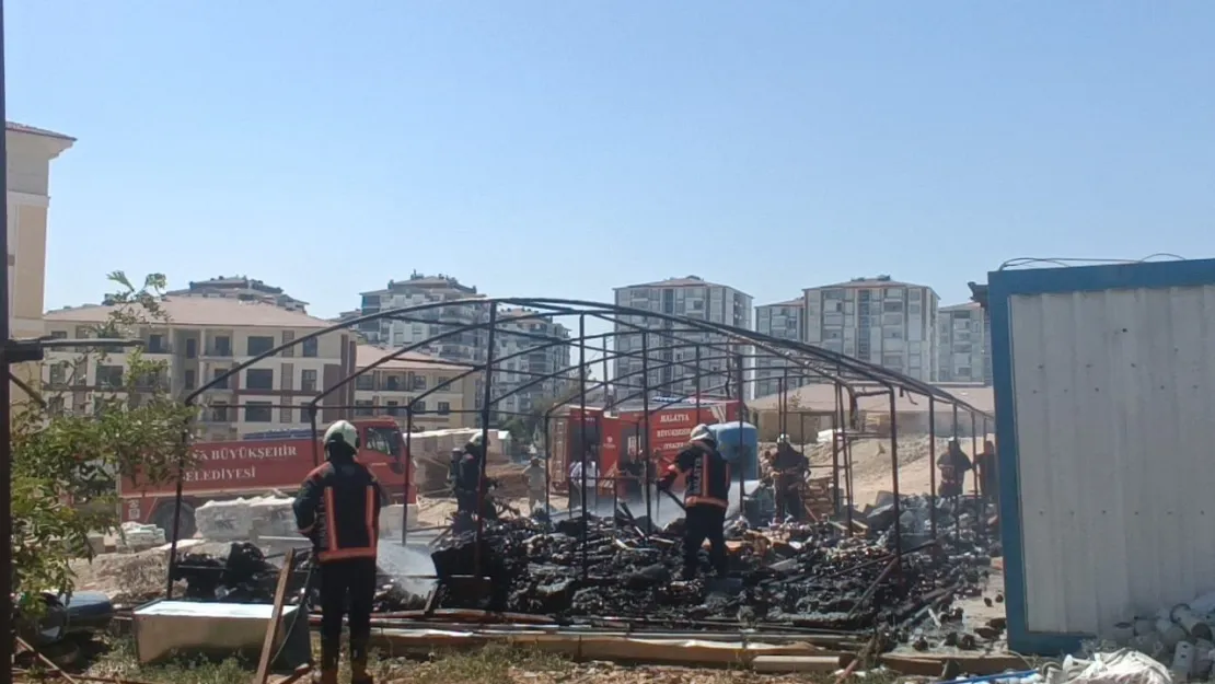 Malatya'da TOKİ şantiyesinde depo yangını
