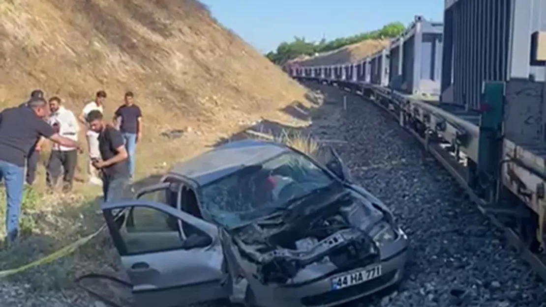 Malatya'da yük treni otomobile çarptı: 5 yaralı
