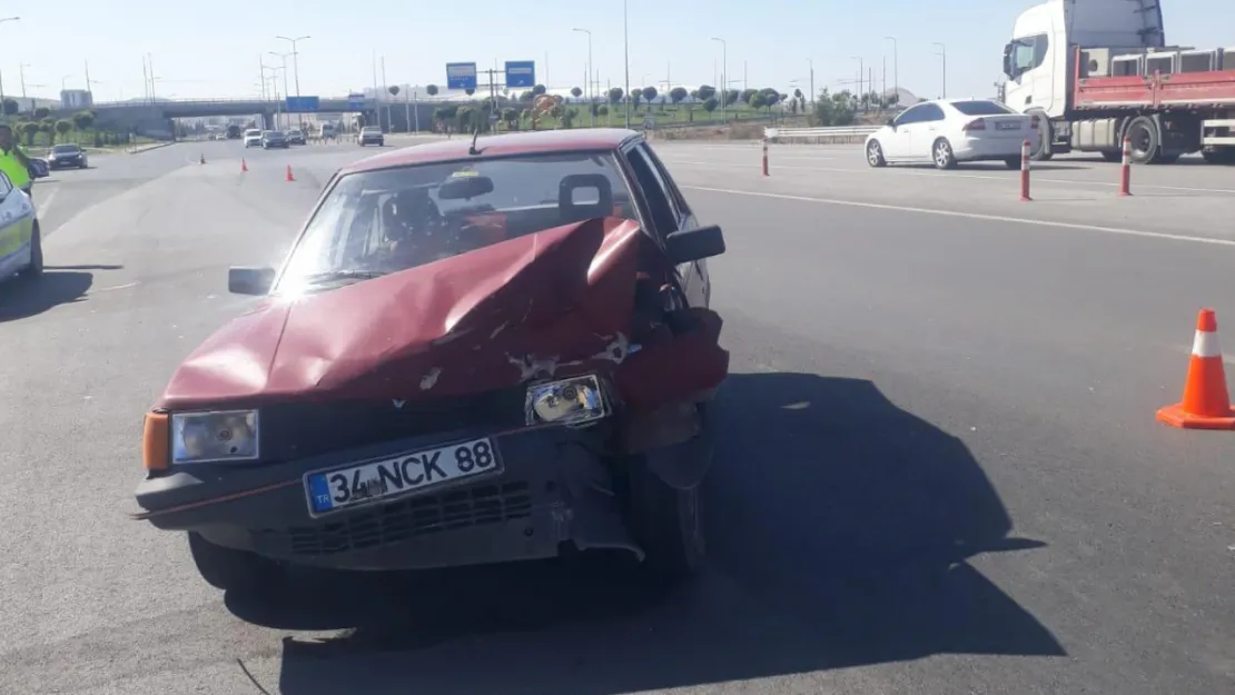 Malatya-Elazığ yolunda iki otomobil çarpıştı: 2 yaralı