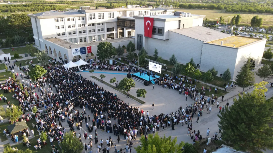 Malatya Turgut Özal Üniversitesi'nde Mezuniyet Heyecanı